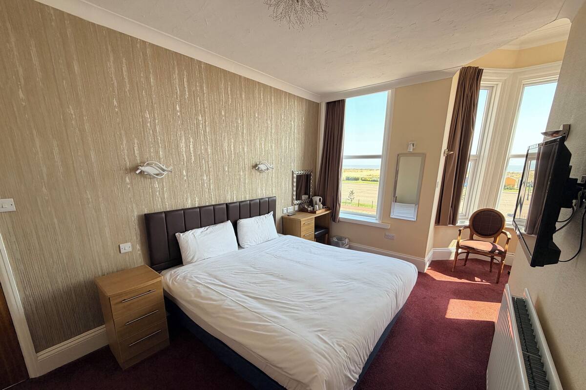 Turret Room, Sea View | Desk, blackout drapes, iron/ironing board, free WiFi