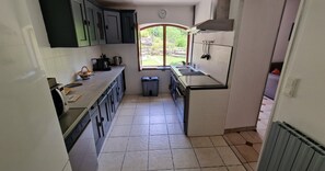 Fridge, microwave, oven, stovetop - Holiday Home "Maison en Cévennes" with Mountain View, Private Pool and Terrace (L'Estréchure)
