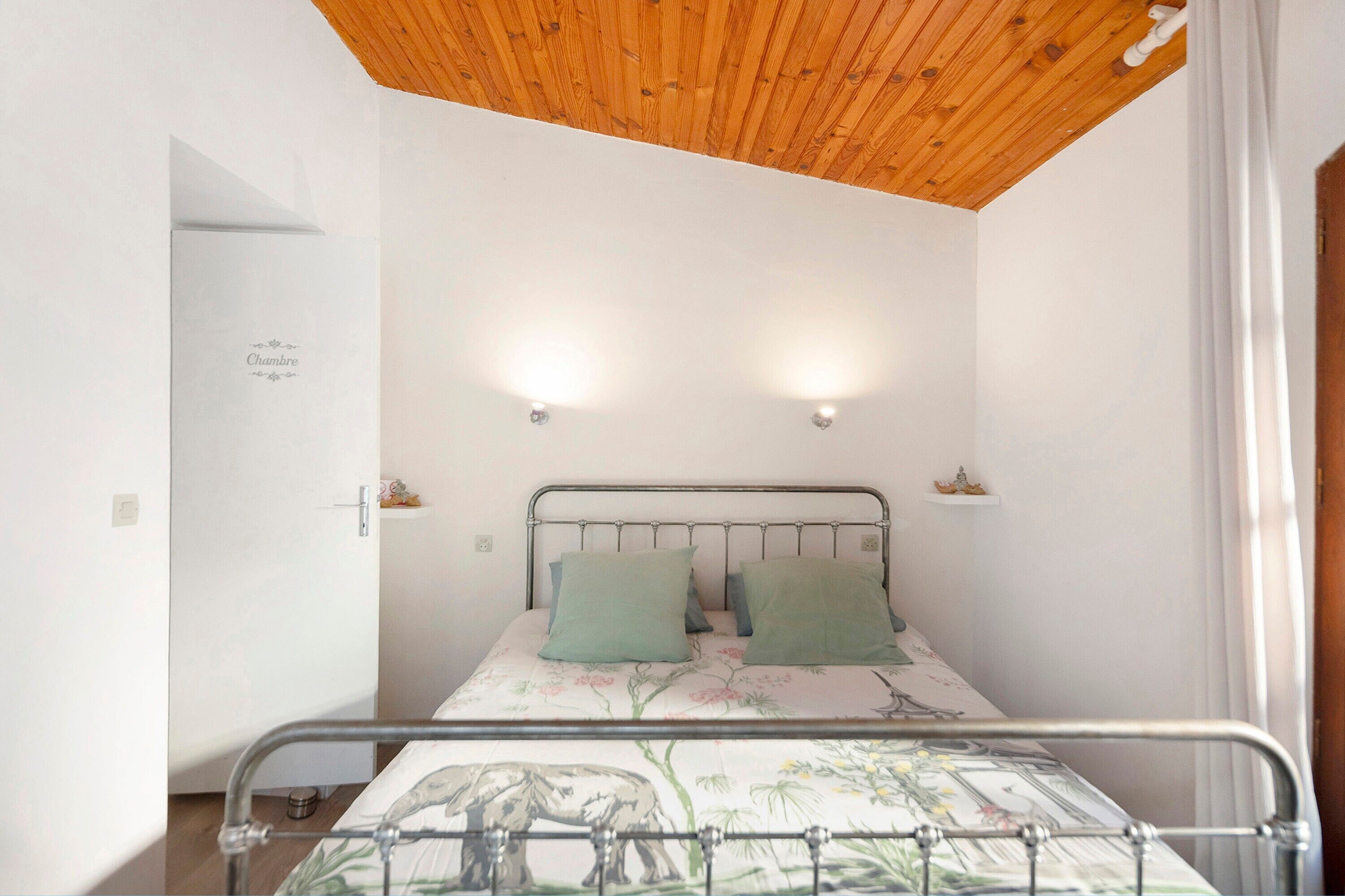 4 chambres, fer et planche à repasser, draps fournis