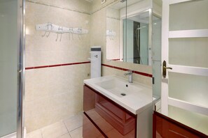 Een douche, een haardroger, handdoeken