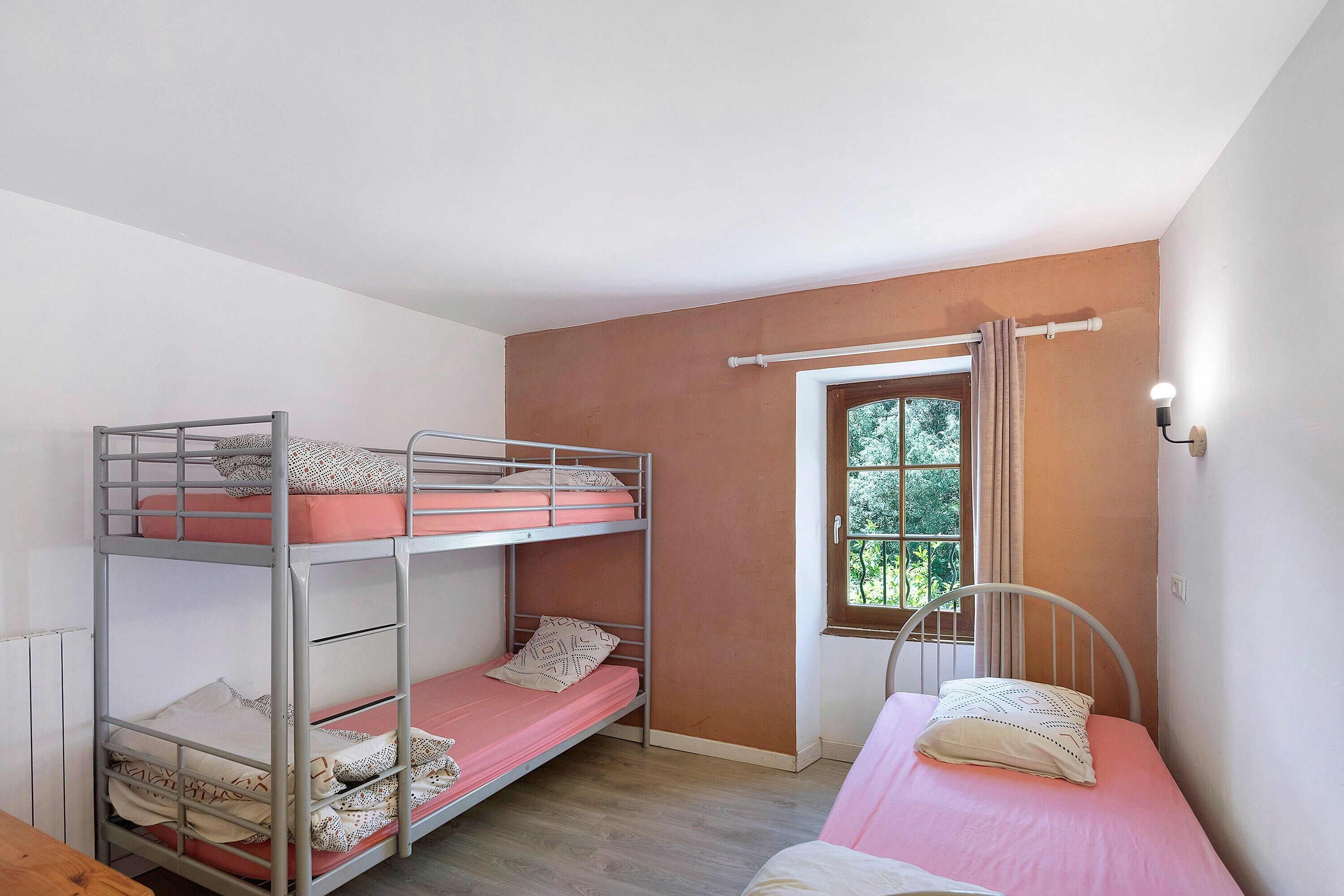 4 bedrooms, iron/ironing board, bed sheets