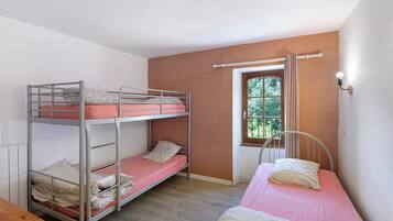 4 bedrooms, iron/ironing board, bed sheets