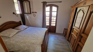4 chambres, fer et planche à repasser, draps fournis