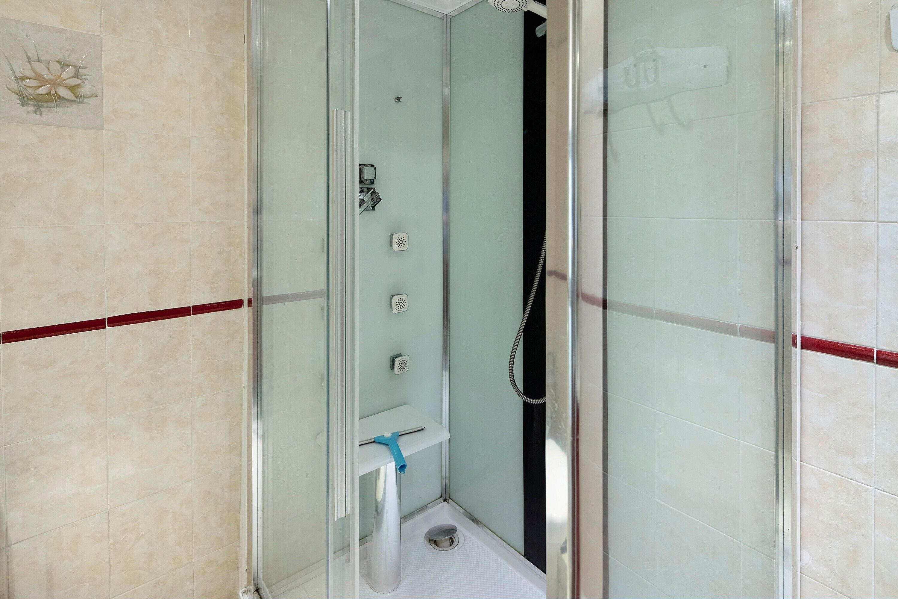 Douche, sèche-cheveux, serviettes fournies