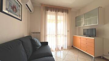 Apartment, 1 Bedroom, Terrace, City View | Living room