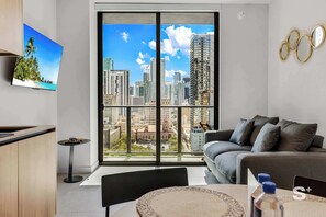 TV, offices - 501 First #1903 | Luxury 1BR + Den & Rooftop Pool (Miami)