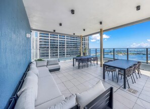 Outdoor dining - Cozy and Spacious Studio in 501 First | Pool & Gym (Miami)