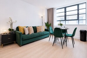 Smart TV, books - Furnished Studio Apt near Regent's Park + AC/Lift (London)