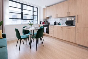 Fridge, stovetop, dishwasher, coffee/tea maker - Furnished Studio Apt near Regent's Park + AC/Lift (London)