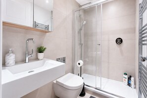 Hair dryer, towels - Furnished Studio Apt near Regent's Park + AC/Lift (London)