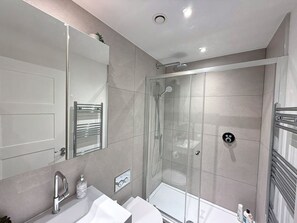 Sèche-cheveux, serviettes fournies