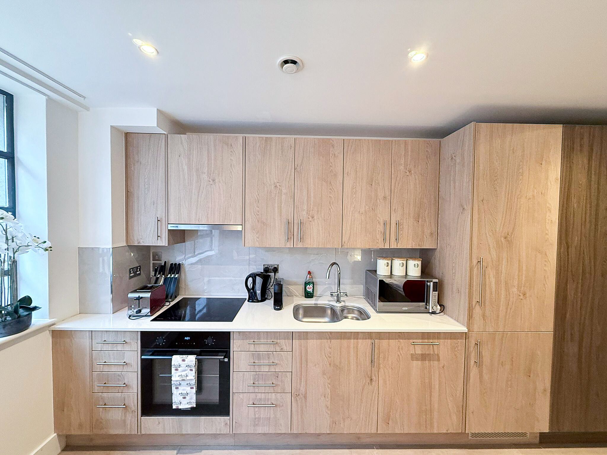 Réfrigérateur, plaque de cuisson, lave-vaisselle, cafetière/bouilloire