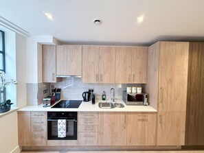 Réfrigérateur, plaque de cuisson, lave-vaisselle, cafetière/bouilloire