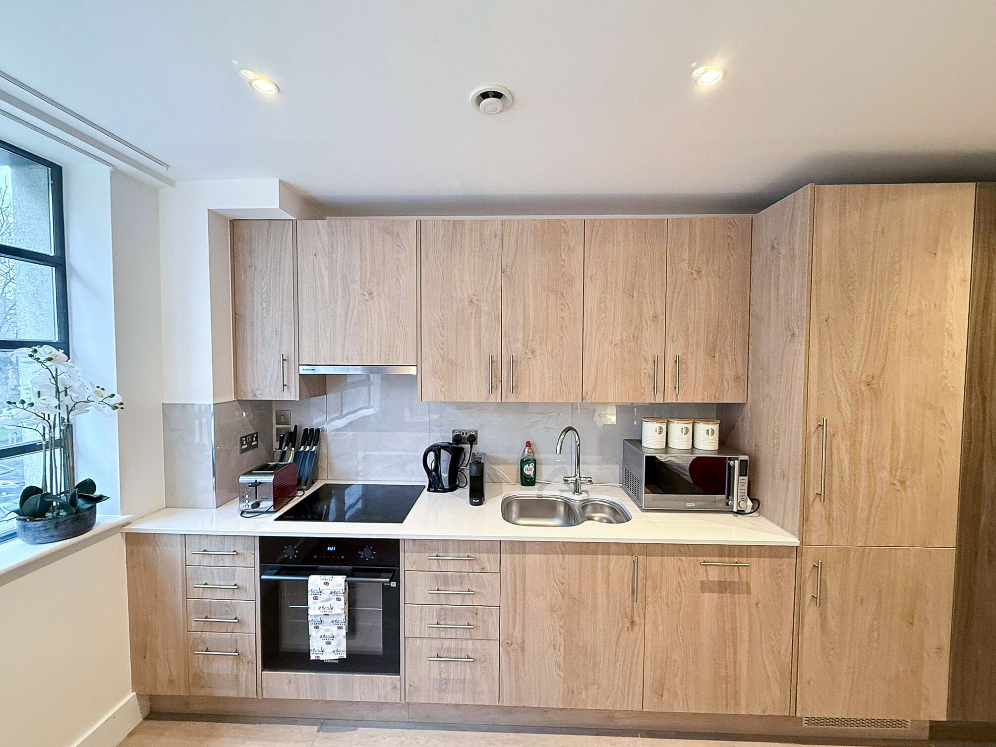 Fridge, stovetop, dishwasher, coffee/tea maker