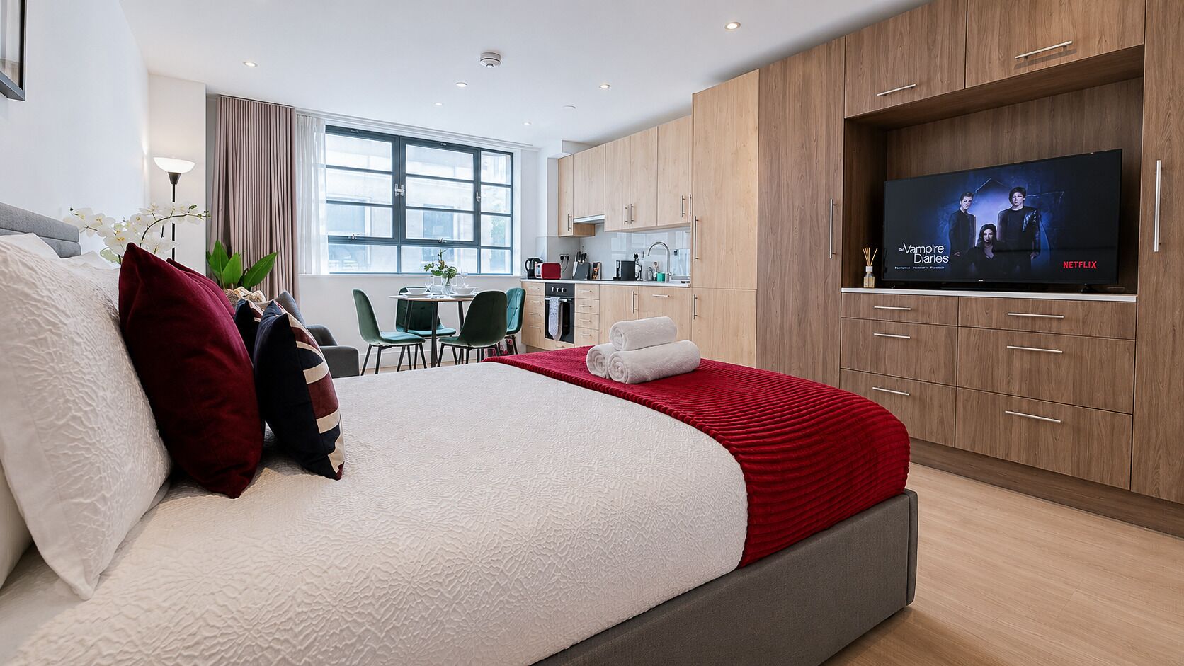 2 habitaciones, escritorio, tabla de planchar con plancha y wifi gratis 