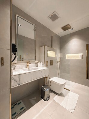 Standard Double Room | Bathroom | Towels, soap, shampoo, toilet paper - Rose Garden Hotel Riyadh (Riyadh)