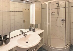 Shower, hair dryer, soap, toilet paper - Vacation apartment Deichbrise within walking distance of the beach and harbor (Wurster Nordseeküste)