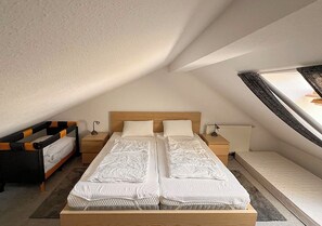 1 bedroom, travel cot, free WiFi - Vacation apartment Deichbrise within walking distance of the beach and harbor (Wurster Nordseeküste)