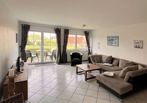 Smart TV, books, stereo - Vacation apartment Deichbrise within walking distance of the beach and harbor (Wurster Nordseeküste)