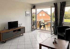 Smart TV, books, stereo - Vacation apartment Deichbrise within walking distance of the beach and harbor (Wurster Nordseeküste)