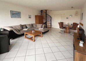 Smart TV, books, stereo - Vacation apartment Deichbrise within walking distance of the beach and harbor (Wurster Nordseeküste)