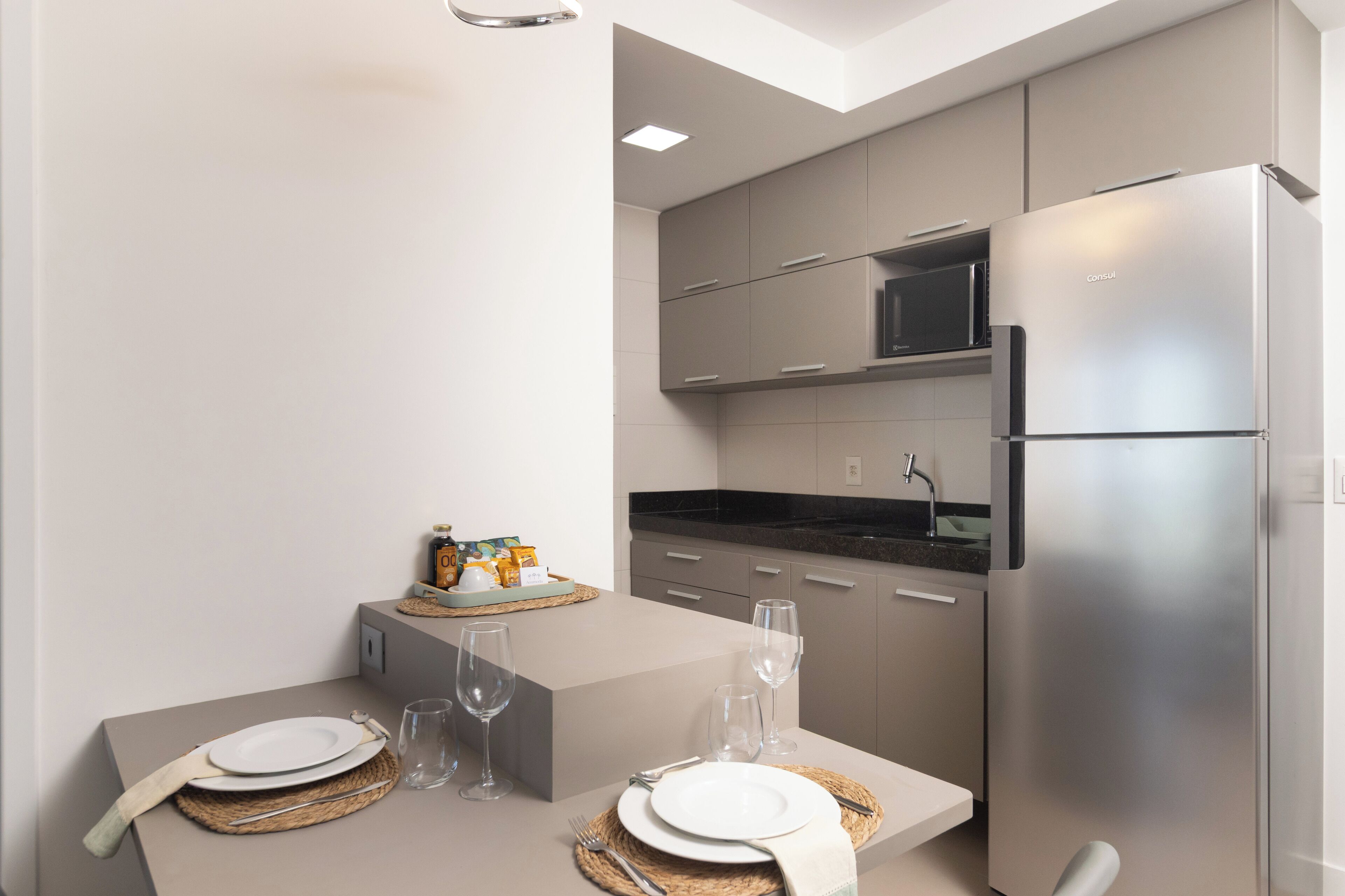 Geladeira, micro-ondas, cooktop, liquidificador