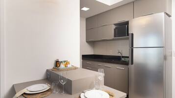 Geladeira, micro-ondas, cooktop, liquidificador