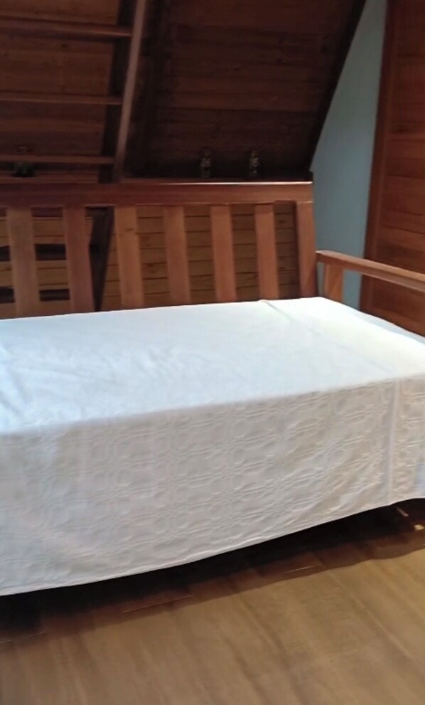 Cabaña Confort, 1 cama matrimonial y sofá cama, se aceptan mascotas, vista al jardín | Wifi gratis y ropa de cama 