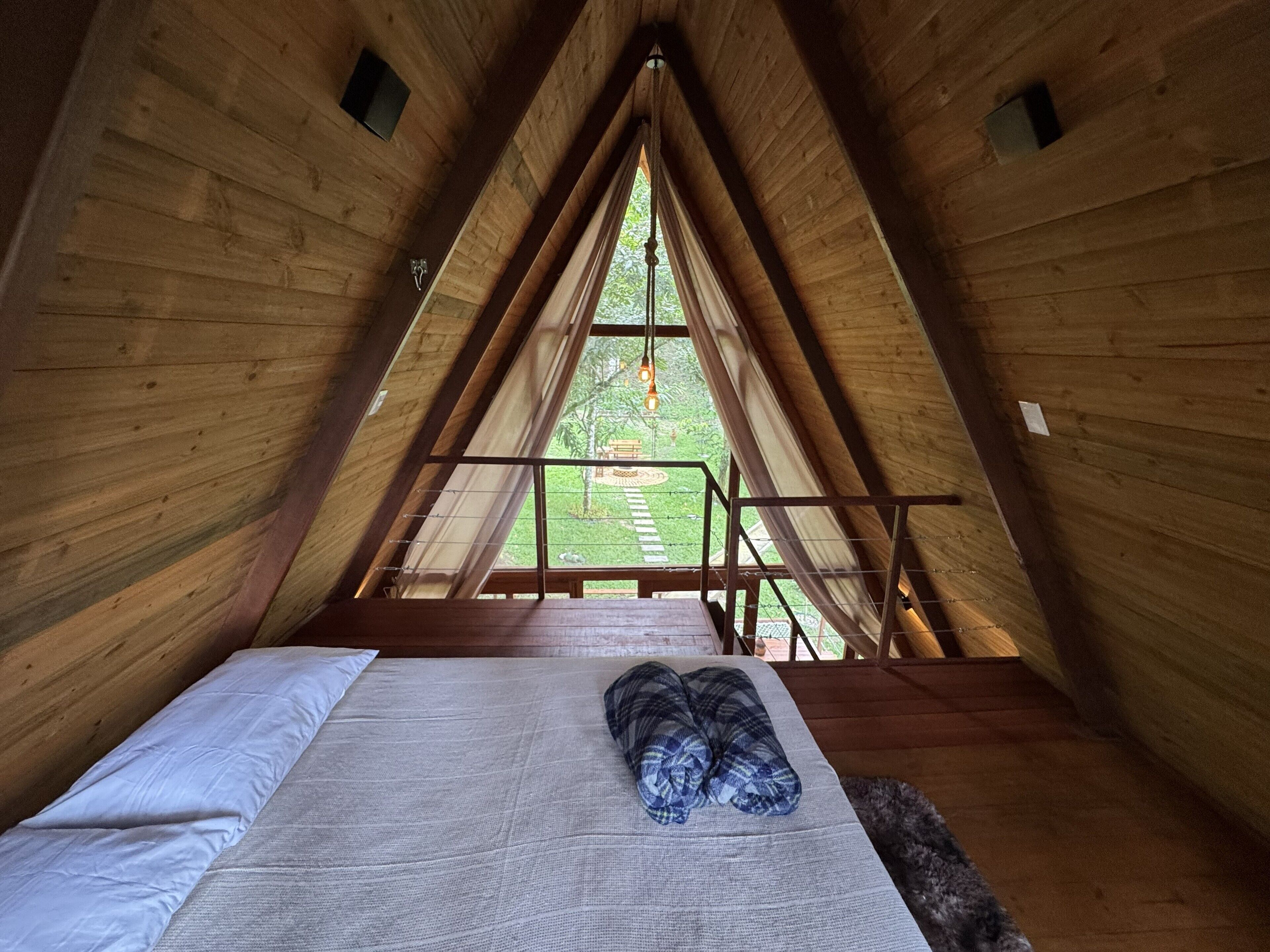 Cabaña Confort, 1 cama matrimonial y sofá cama, aire acondicionado, vista al jardín | Wifi gratis y ropa de cama 