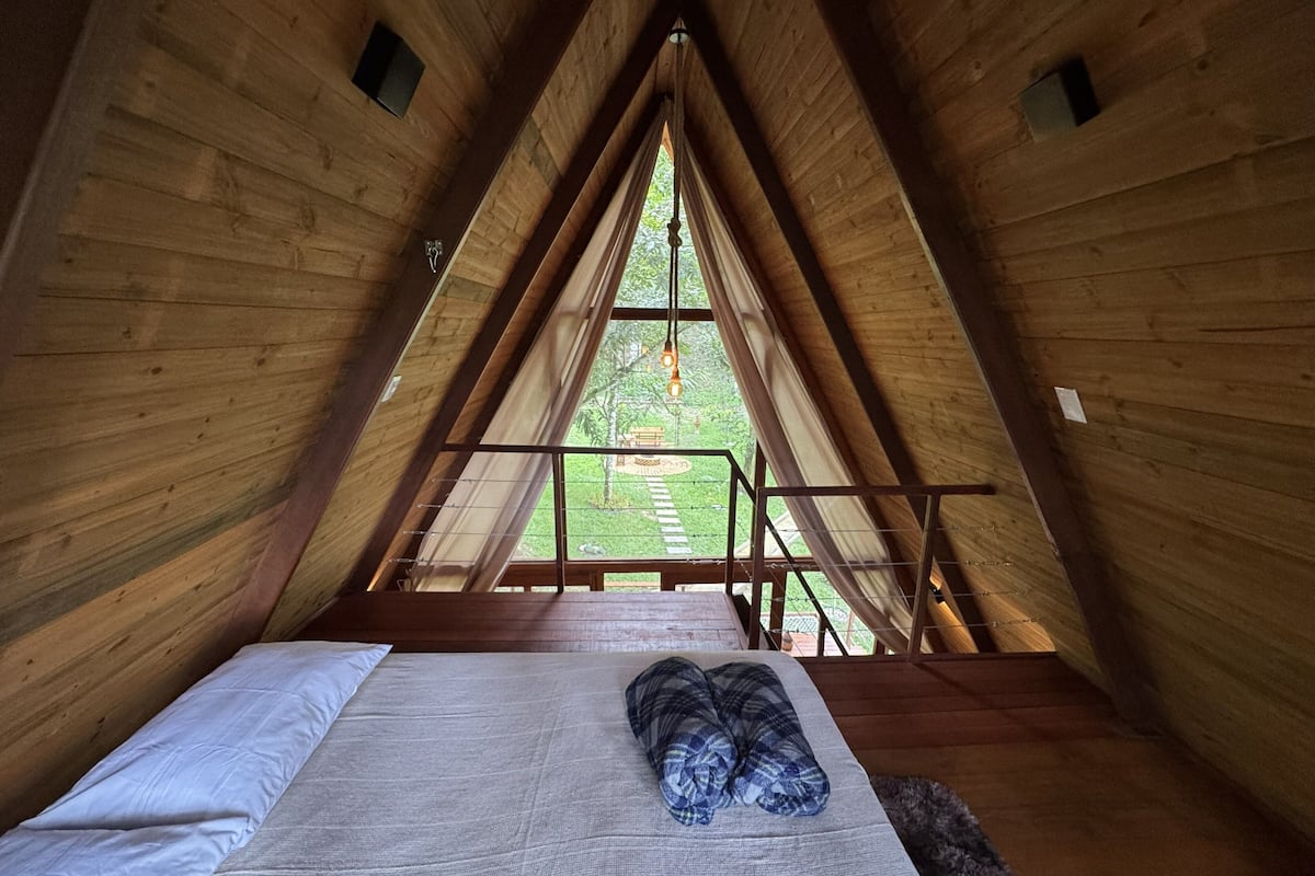 Chalet rustique Confort, 1 lit double et 1 canapé-lit, climatisation, vue sur le jardin | AccÚs au Wi-Fi (inclus), literie fournie