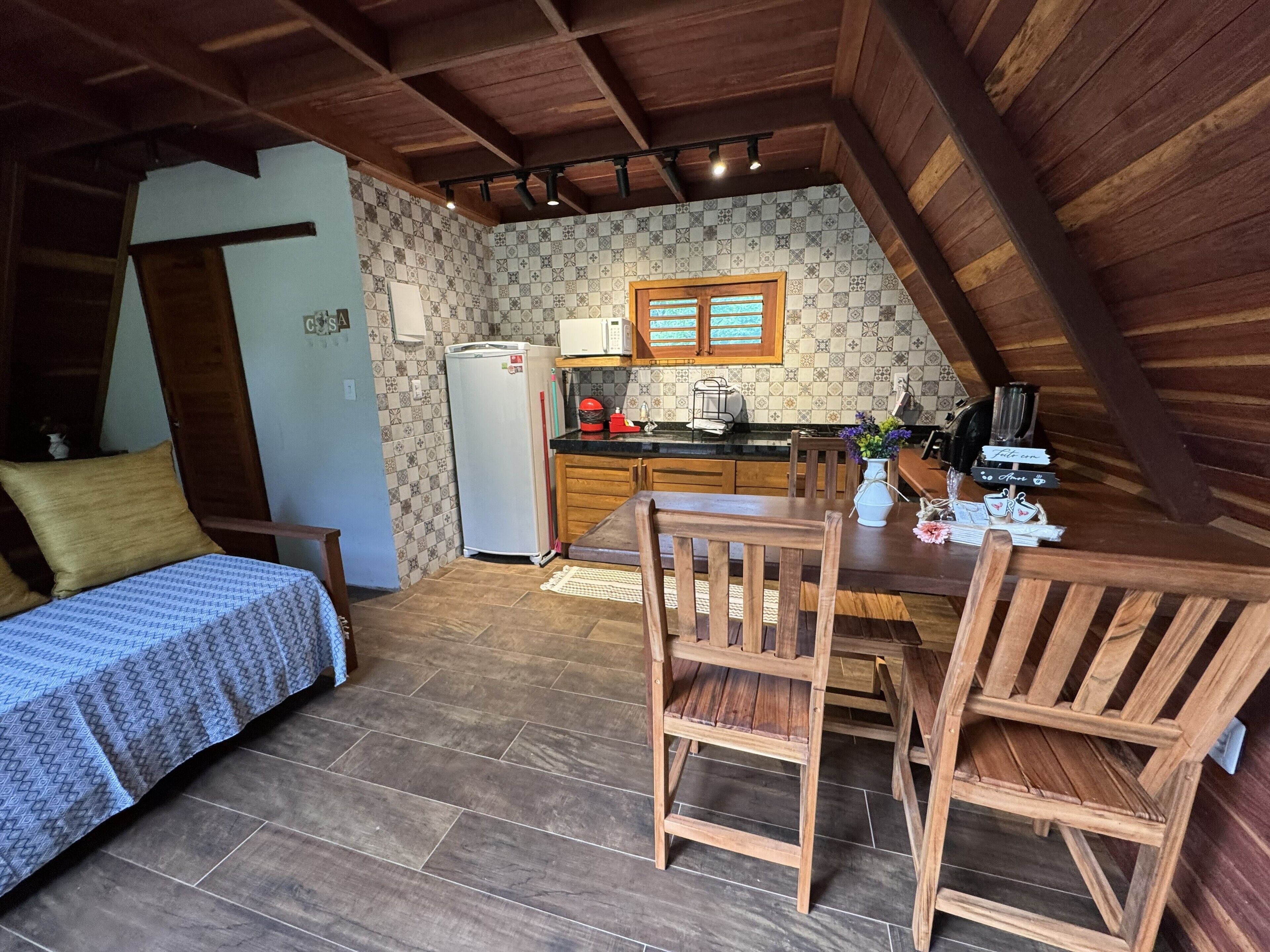 Cabaña Confort, 1 cama matrimonial y sofá cama, se aceptan mascotas, vista al jardín | Cocina privada | Refrigerador, microondas, parrilla de estufa y utensilios de cocina 