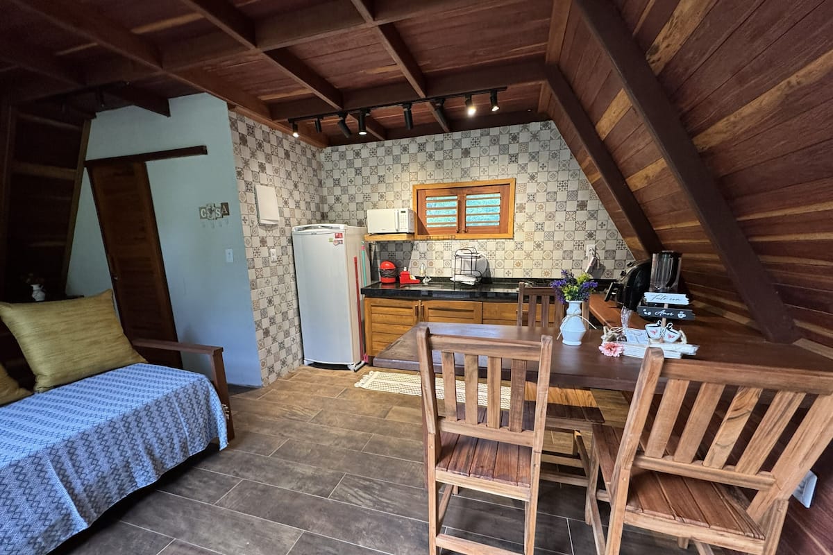 Refrigerador, microondas, placa de cocina, utensilios de cocina