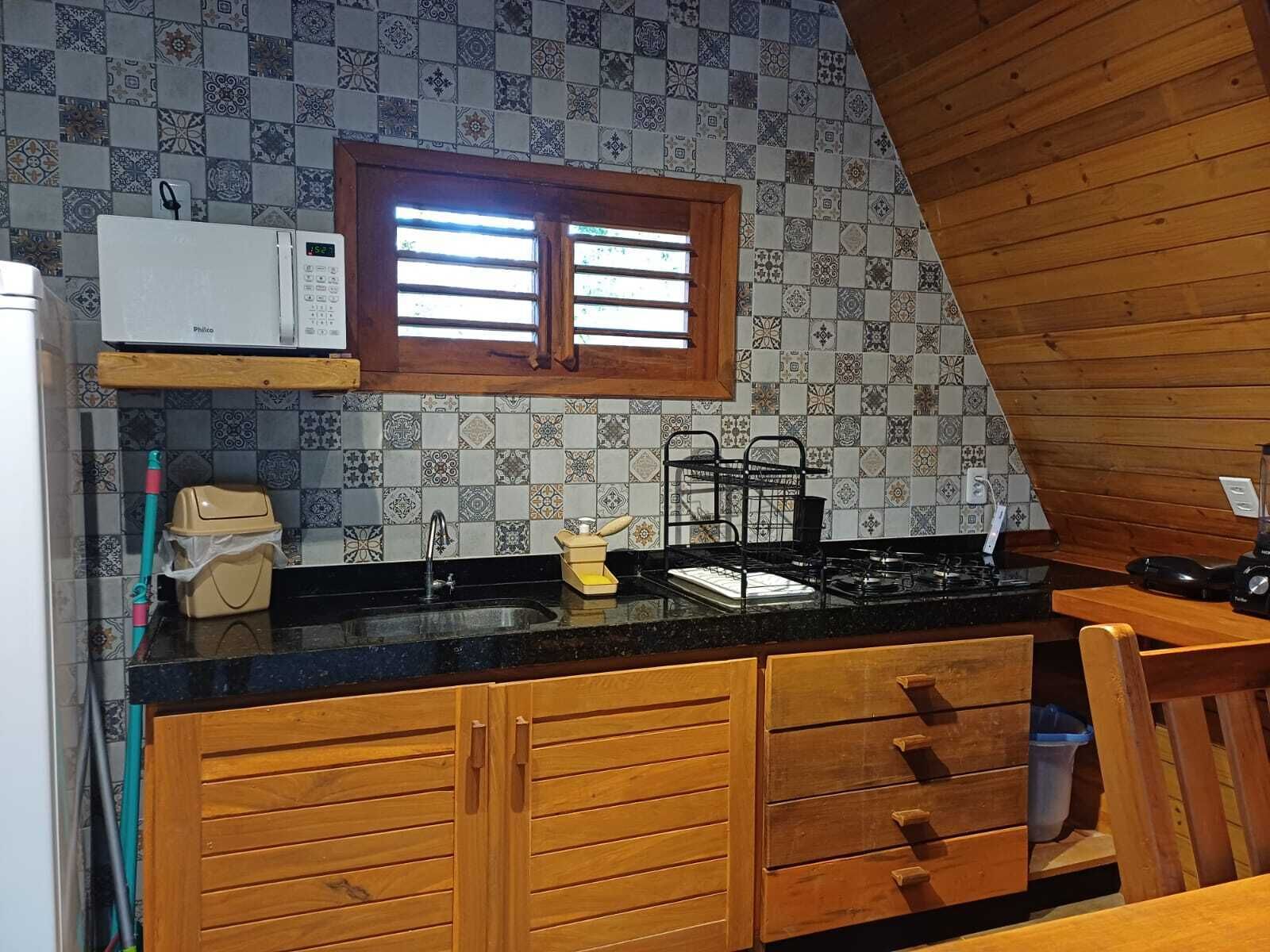 Cabana conforto, 1 cama de casal e sofá-cama, aceita animais de estimação, vista para o jardim | Cozinha privada | Geladeira, micro-ondas, cooktop, talheres/pratos/utensílios de cozinha