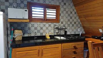 Cabana conforto, 1 cama de casal e sofá-cama, aceita animais de estimação, vista para o jardim | Cozinha privada | Geladeira, micro-ondas, cooktop, talheres/pratos/utensílios de cozinha