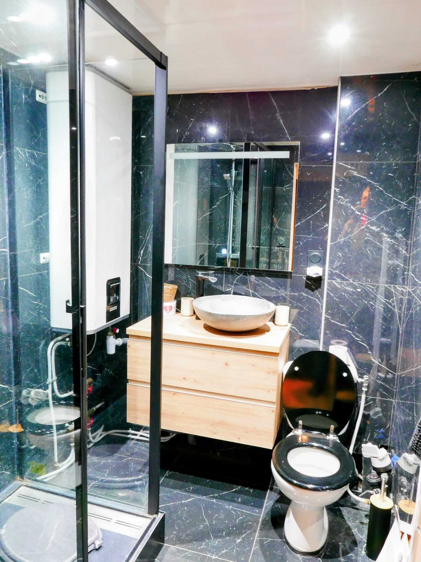 Douche, sèche-cheveux, serviettes fournies, savon