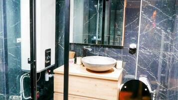 Douche, sĂšche-cheveux, serviettes fournies, savon