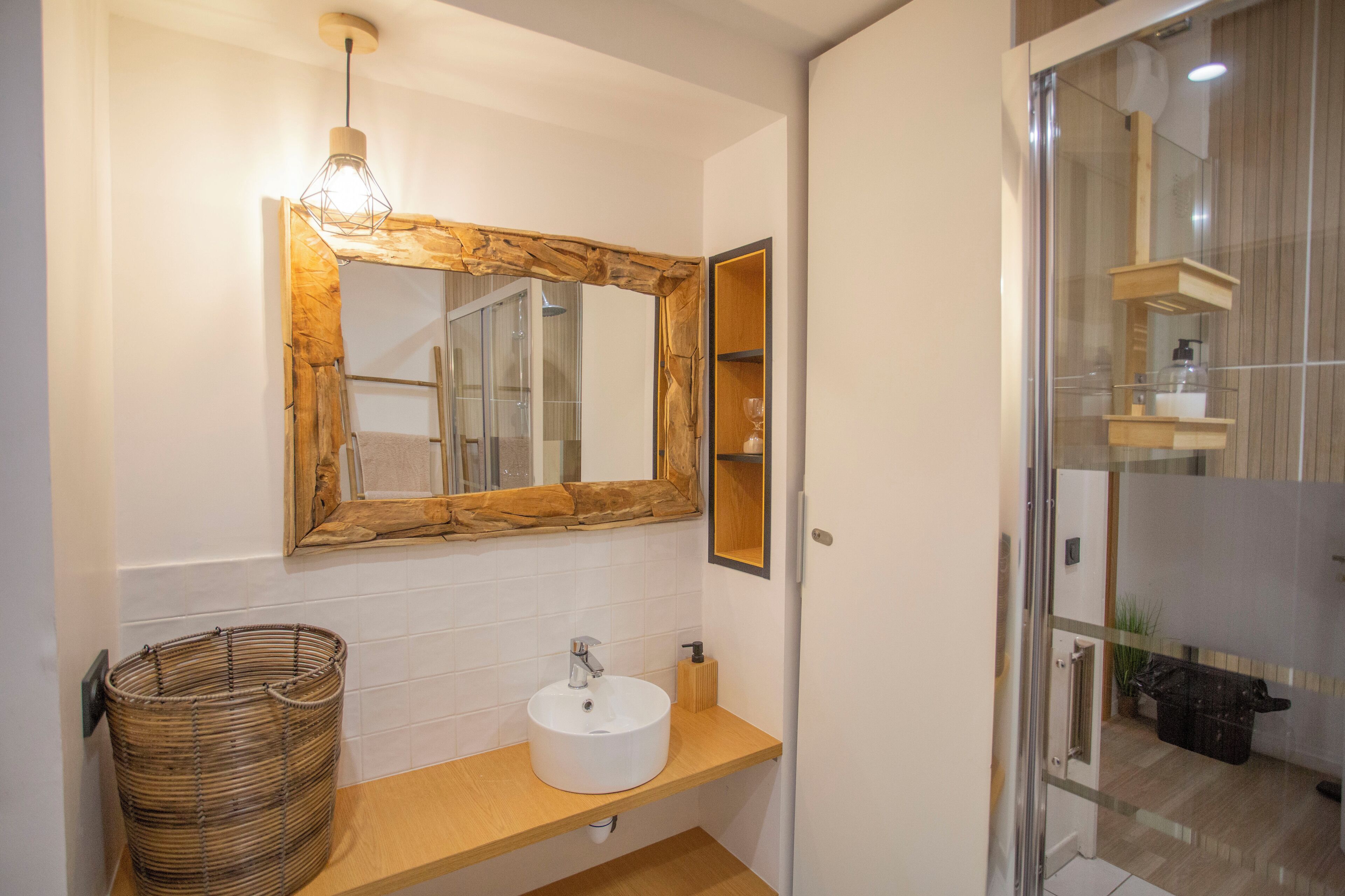 Douche, séchoir à cheveux, serviettes fournies, savon