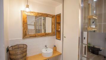 Douche, séchoir à cheveux, serviettes fournies, savon