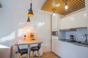 Microondas y placa de cocina