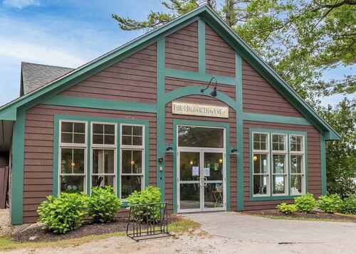 Cozy Cottage @ Summer Village w/access to pond, pools, restaurant & activities!