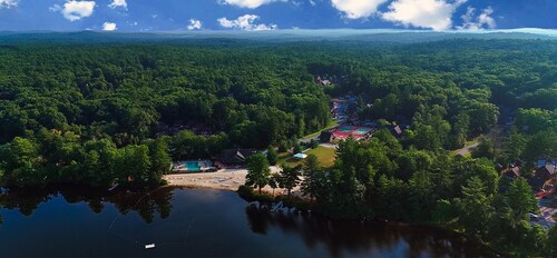 Cozy Cottage @ Summer Village w/access to pond, pools, restaurant & activities!