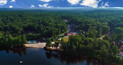 Cozy Cottage @ Summer Village w/access to pond, pools, restaurant & activities!