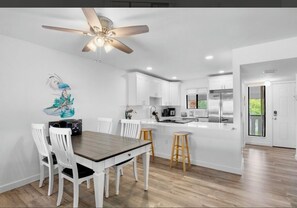 Dining - Across the street from the beach 
 & views of the bay! Enjoy Dolphin Baycation! (Bradenton Beach)