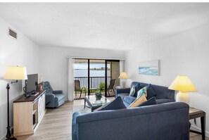 Smart TV - Across the street from the beach 
 & views of the bay! Enjoy Dolphin Baycation! (Bradenton Beach)