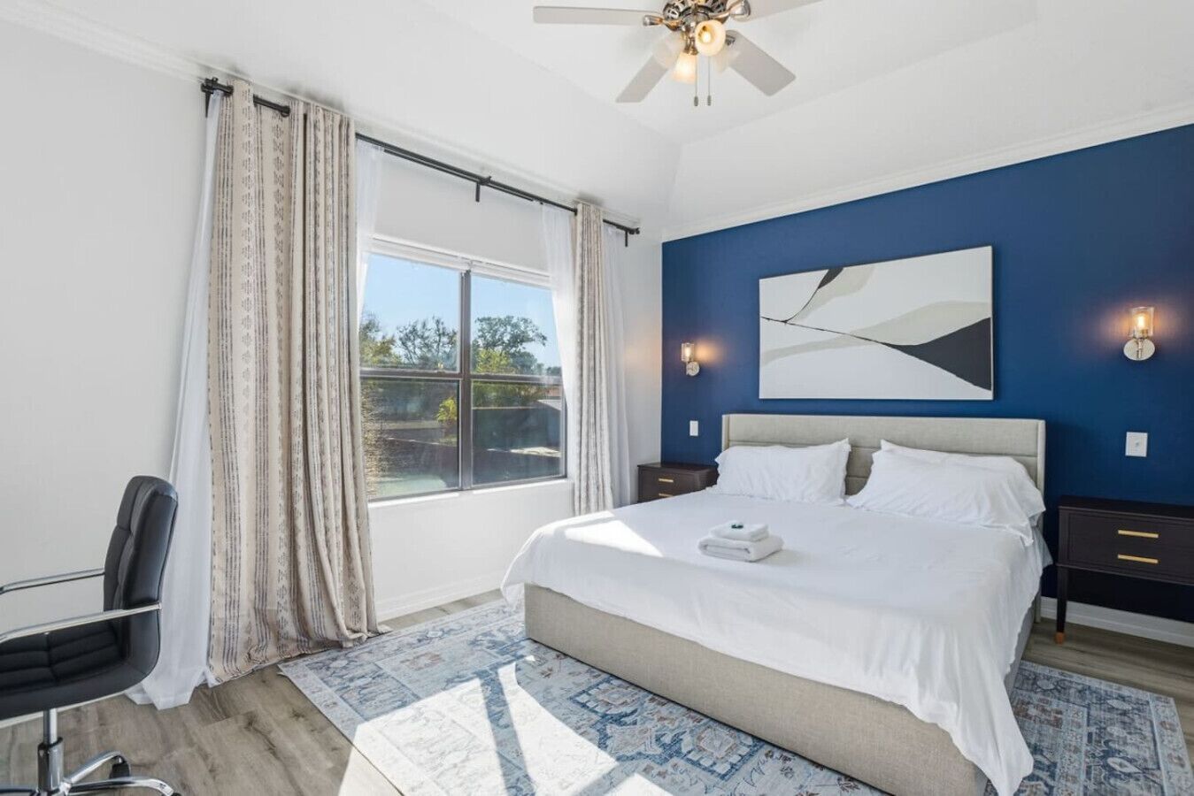 3 室のベッドルーム、デスク、アイロン / アイロン台、旅行用ベビーベッド