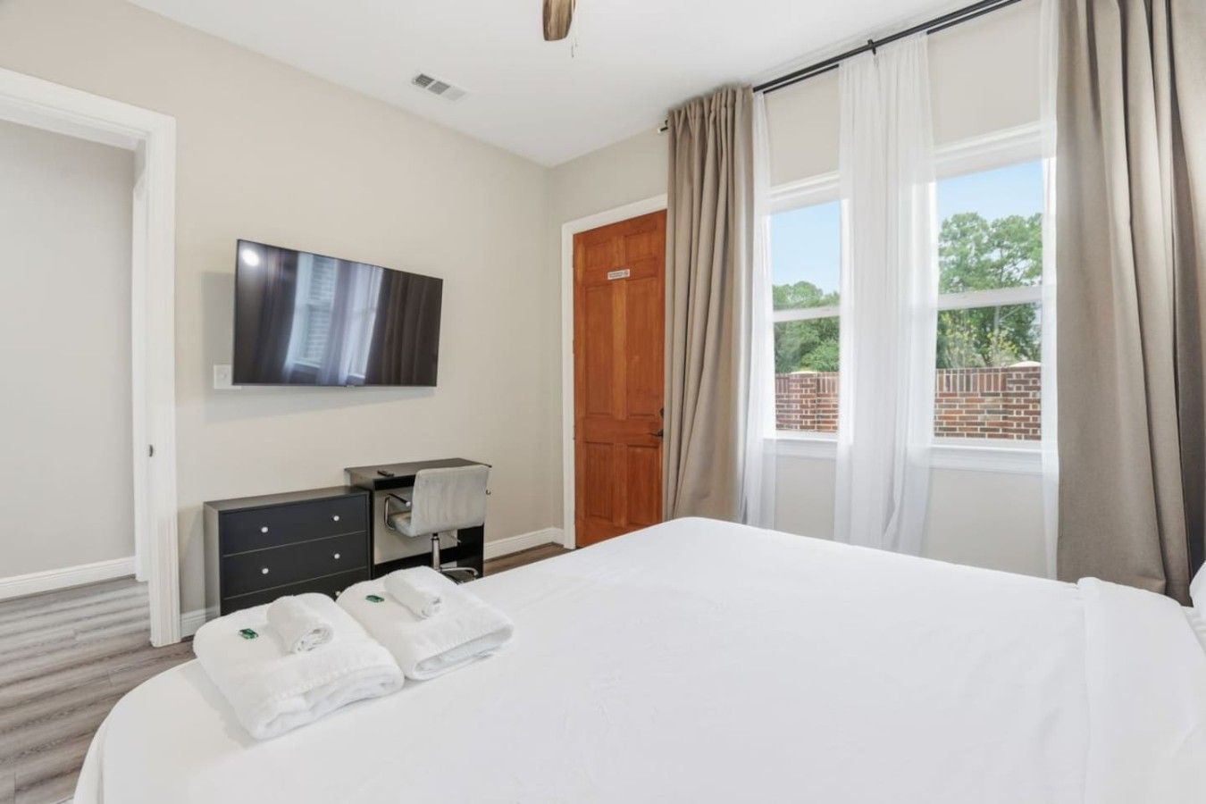 Desk, iron/ironing board, WiFi, bed sheets