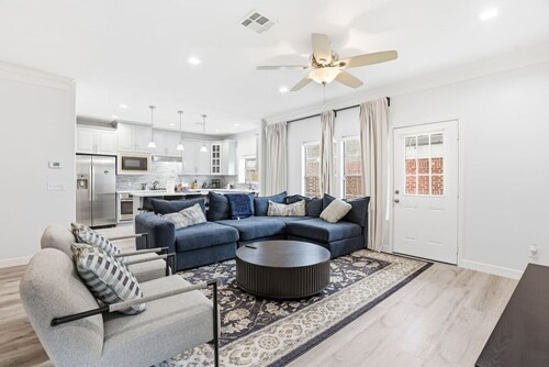 O18B Spacious 3BR Home Sleeps 10 With Two Living Areas