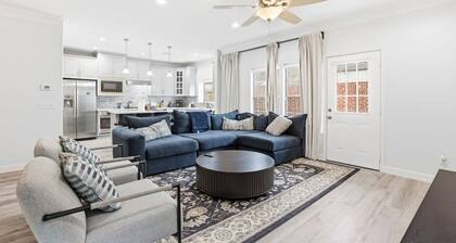 O18B Spacious 3BR Home Sleeps 10 With Two Living Areas