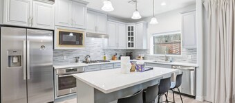 O18B Spacious 3BR Home Sleeps 10 With Two Living Areas