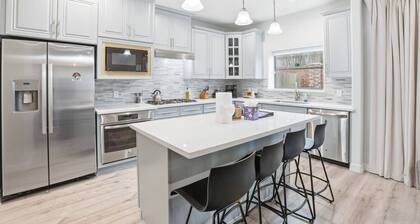 O18B Spacious 3BR Home Sleeps 10 With Two Living Areas